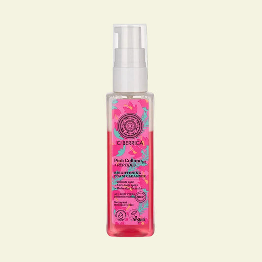 Espuma limpiadora iluminadora Pink Calluna de Natura Siberica para piel sensible, hidrata, calma y aporta luminosidad facial, ideal para rutina diaria de cuidado antiarrugas y prevención del envejecimiento.